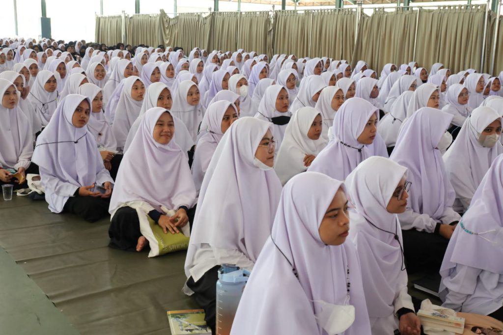 Девушки на занятиях в одном из песантренов Джакарты